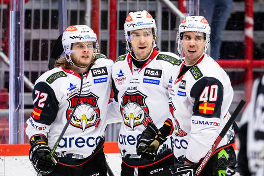 Malmö Redhawks Matias Myttynen jublar med lagkamrater