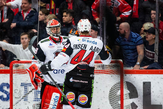 Malmö Redhawks målvakt Oscar Alsenfelt jublar