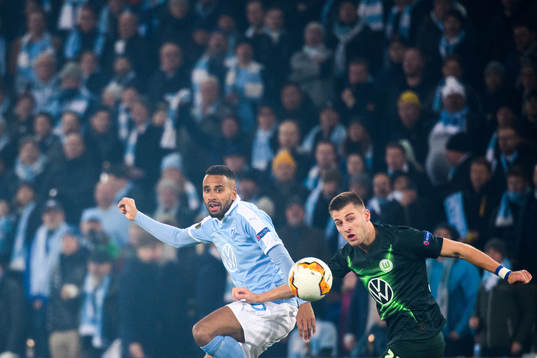 Isaac Kiese Thelin of Malmö FF and Robin Knoche of