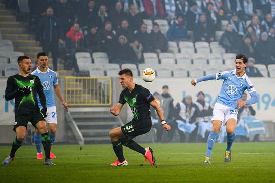 Adi Nalic of Malmö FF and Robin Knoche of Wolfsburg