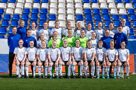  Physical coach Gunnvor Halmøy, Laura Gashi, Siw Døvle, Cesilie Andreassen, Maiken Bakke, Celine Nergård, Tiril Olsen, Emilie Joramo, Marita Olsen and Marit Clausen. Middle row: Head coach Steinar Lein, Mads Rino Pettersen, Mali Næss, goalkeeper Birthe Emilie Christiansen, goalkeeper Kristine Nøstmo, goalkeeper Rugile Maria Rulyte, Siri Berg-Johansen, Geir Arne Kristansen and goalkeeper coach Elias Koppen. Bottom row: Emilie Lein, Elin Sørum, Karoline Nagelhus Hernes, Solfrid Vaagan Hofset, Emilie Bragstad, Ina Vårhus, Sara Kanutte Sørensen Fornes, Rakel Engesvik, Maria Olsvik and Elen Sagmo Melhus.