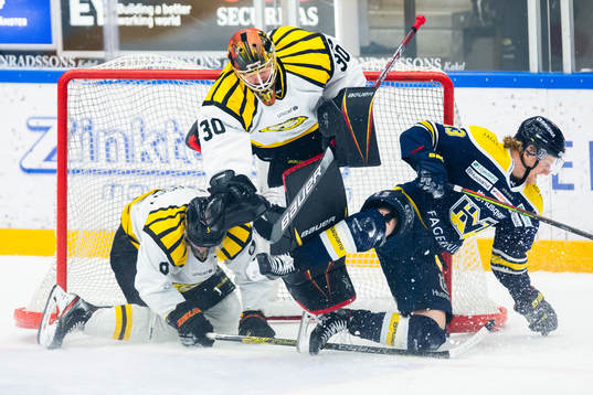 Brynäs Victor Söderström, målvakt Joacim Eriksson och
