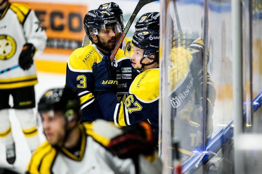 s Christoffer Törngren jublar med lagkamrater