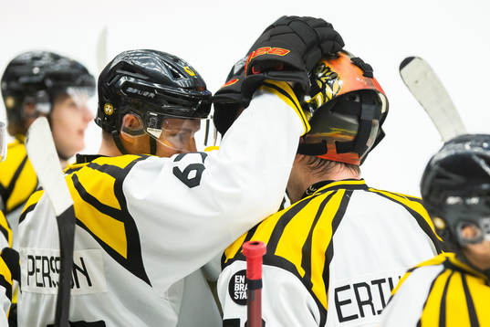 Brynäs målvakt Joacim Eriksson kramas om