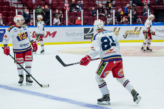 Samtliga spelare i Malmö Redhawks värmer upp med