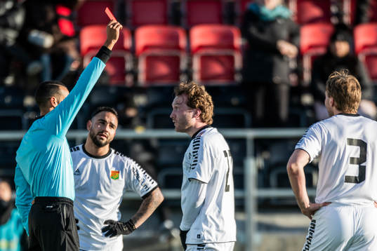 GAIS Emil Wahlström får rött kort av domaren