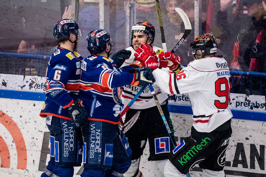 Växjös Niclas Lundgren och Örebros Jordan Boucher i bråk