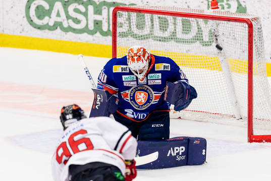 Örebros Robin Kovacs gör mål 0-1 bakom Växjös målvakt