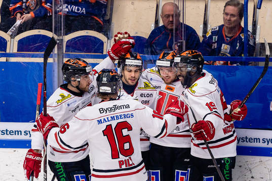 Örebros Robin Kovacs jublar