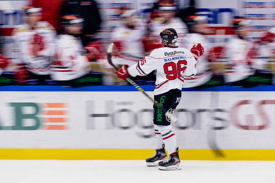 Örebros Robin Kovacs jublar