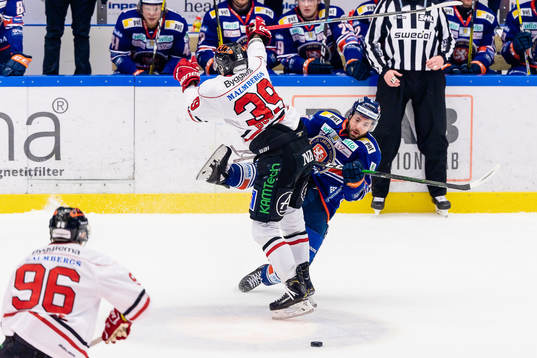 Örebros Jordan Boucher tacklar Växjös Jacob Micflikier