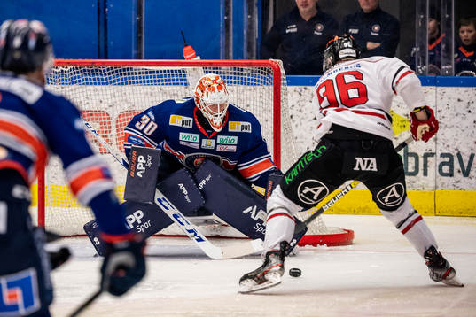 Växjös målvakt Viktor Fasth och Örebros Robin Kovacs