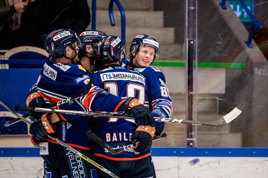 Växjös Fredrik Karlström (h) jublar med lagkamrater