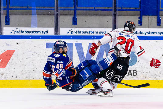 Örebros Marcus Weinstock tacklar Växjös Daniel Rahimi