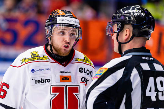 Örebros Robin Kovacs pratar med Linjedomare Ludvig Lundgren
