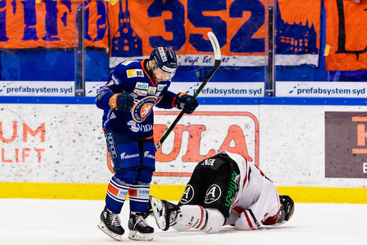 Växjös Jacob Micflikier jublar