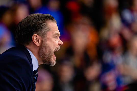 Växjös assisterande tränare Fredrik Hellgren skriker