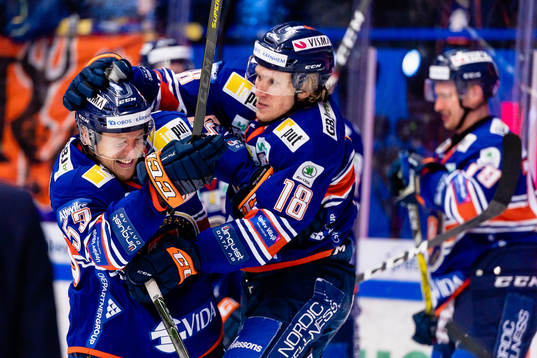 Växjös Marcus Paulsson och Marcus Sylvegård jublar