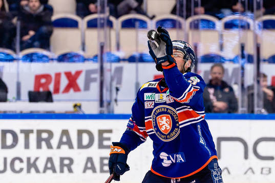 Växjös Oliver Bohm fångar en puck med handen