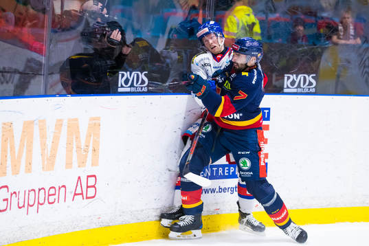 Oskarshamns Nicklas Heinerö tacklas av Djurgårdens Jason