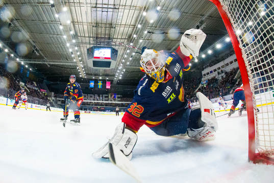 Djurgårdens målvakt Karri Rämö i aktion vid 2-3 av