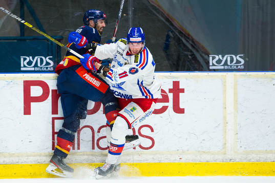 Djurgårdens Jason Garrison tacklas av Oskarshamns Joakim