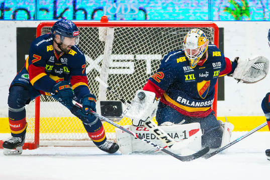 Djurgårdens målvakt Karri Rämö  med en räddning