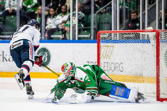Rögles målvakt Roman Will räddar en straff av