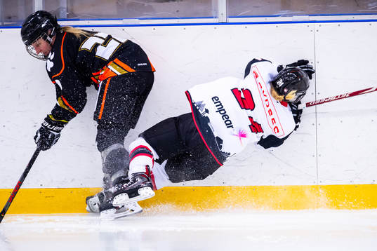 Malmö Redhawks Julie Henriksen åker på en tackling