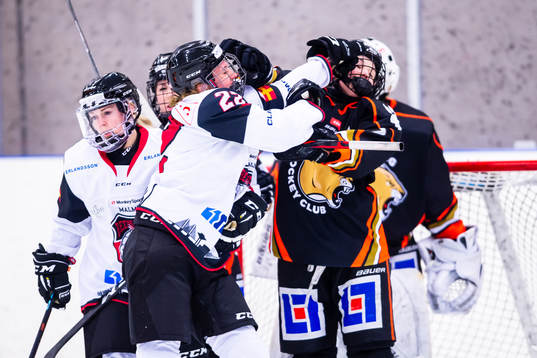 Malmö Redhawks Amanda Andersson gruffas framför mål