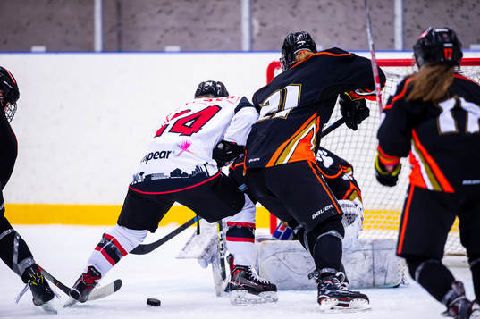 Kamp om pucken mellan Malmö Redhawks Julie Henriksen och