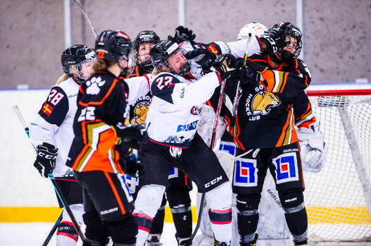 Malmö Redhawks Amanda Andersson gruffar framför mål