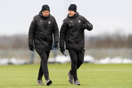 Halmstads tränare Magnus Haglund och assisterande tränare