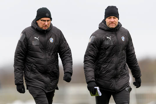 Halmstads tränare Magnus Haglund och assisterande tränare