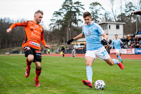 Karlskronas Kevin Karlsson och Malmö FFs Tim Prica