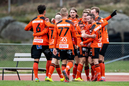 Karlskronas spelare jublar efter att Alexander Petersson gjort 1-0