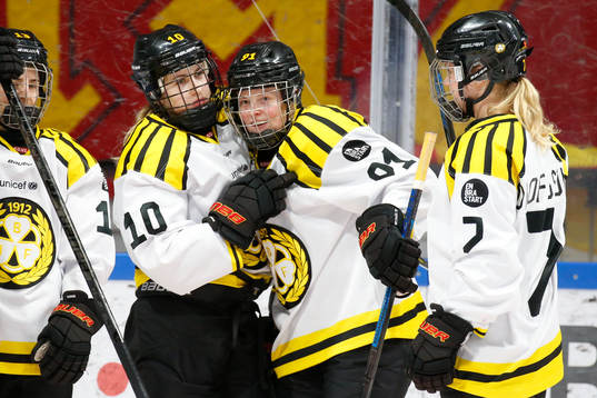 Brynäs Georgina Farman (m) jublar