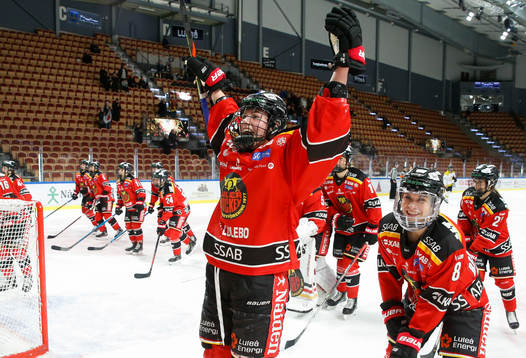 Luleås Ronja Savolainen och Ebba Berglund jublar