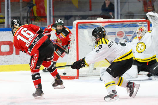 Luleås Petra Nieminen skjuter in 2-0 målet mot Brynäs