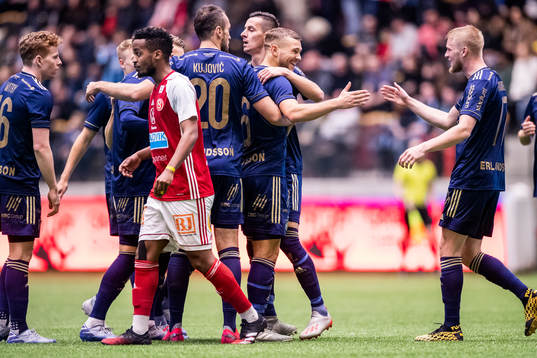 Djurgårdens Jesper Karlström (m) jublar med Kalle Holmberg efter 0-1