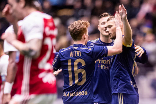Djurgårdens Jesper Karlström (h) jublar med Aslak Witry efter 0-1