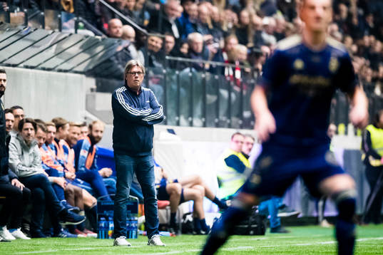 Sandvikens tränare Per Olsson följer spelet