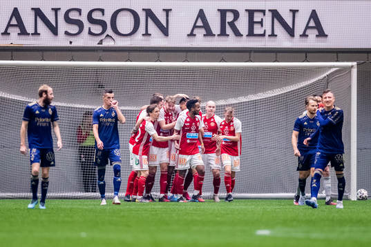 Sandvikens Leo Englund jublar med lagkamrater efter 2-2
