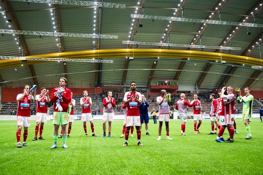 Sandvikens spelare tackar publiken