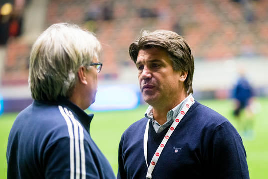 Djurgårdens sportchef Bosse Andersson samtalar med Sandvikens tränare Per Olsson