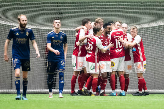 Sandvikens Leo Englund gör 1-2 och jublar med lagkamrater