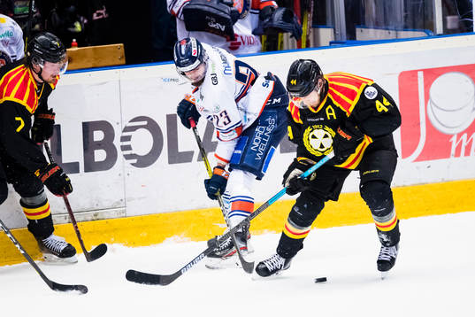 Brynäs Jacob Blomqvist i kamp om pucken med Växjös Roman