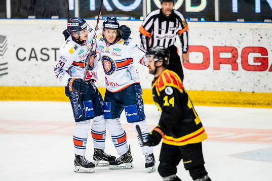 Växjös Marcus Sylvegård (h) jublar med Pontus Holmberg