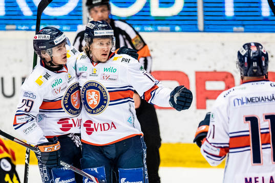 Växjös Marcus Sylvegård (m) jublar med lagkamrater