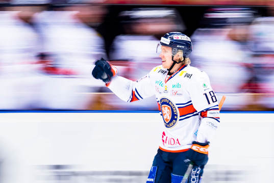 Växjös Marcus Sylvegård jublar med lagkamrater